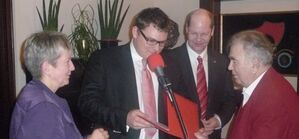 R. Hebertinger, B. Lettl und L. Knebler überreichen Helmut Winkler die Urkunde und Ehrennadel der SPD.